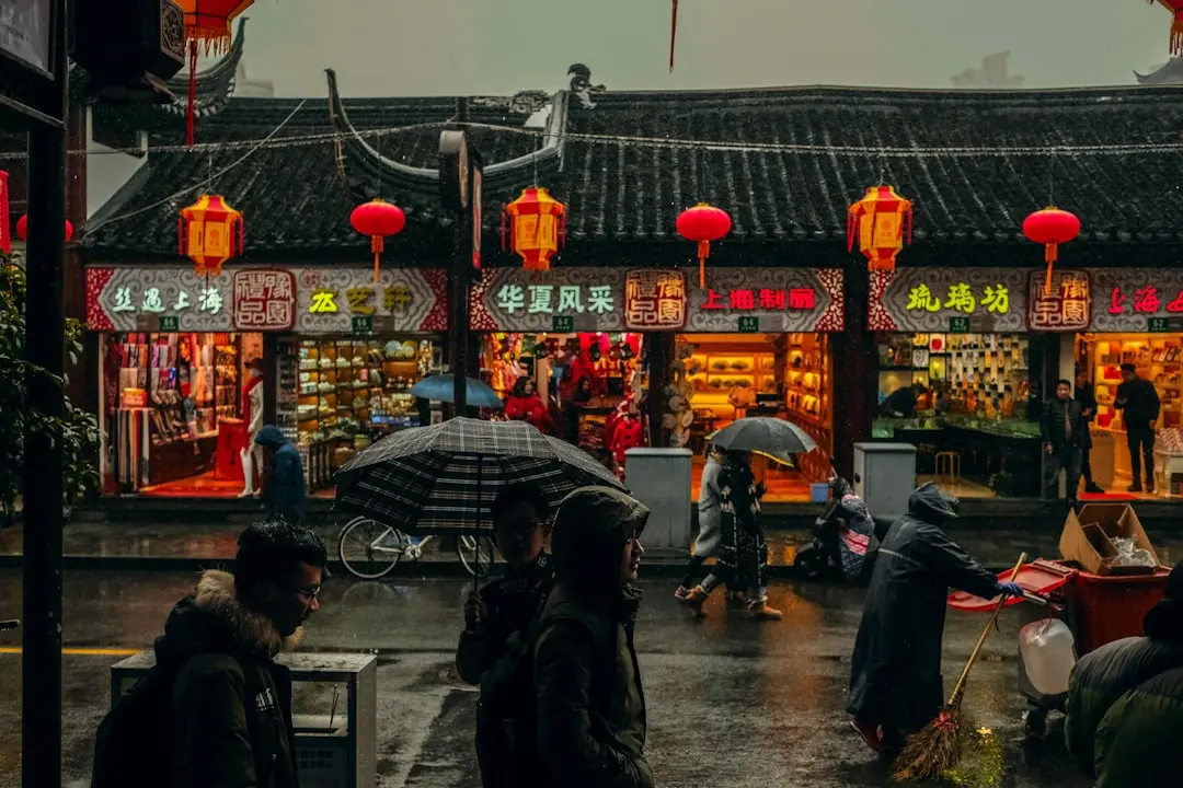 上海服装服饰批发市场2024秋冬鞋帽箱包折扣货源趋势分析正文配图 1
