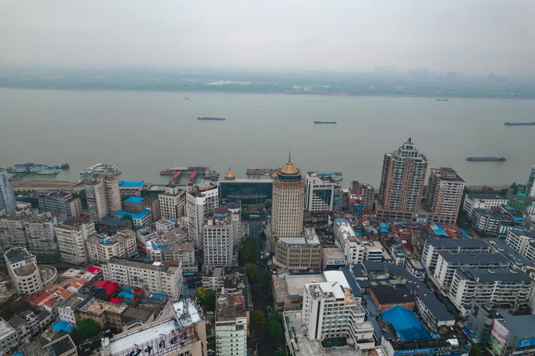 2025上海服装折扣市场趋势与鞋帽箱包采购策略分析
